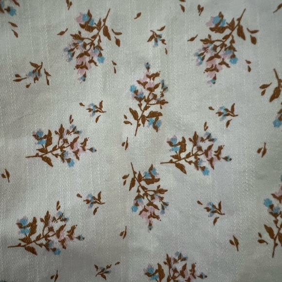 No Boundaries short bodycon skirt in a soft white. Juniors size 11-13. - Picture 3 of 4